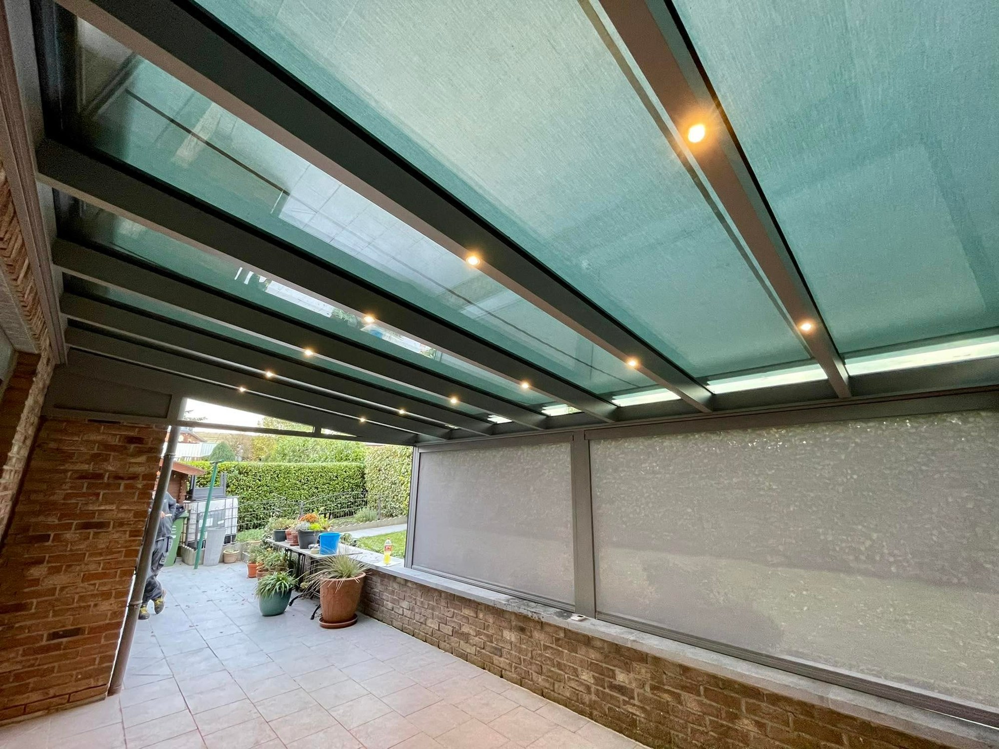 Intérieur d'une pergola vitrée avec éclairage LED intégré et screens