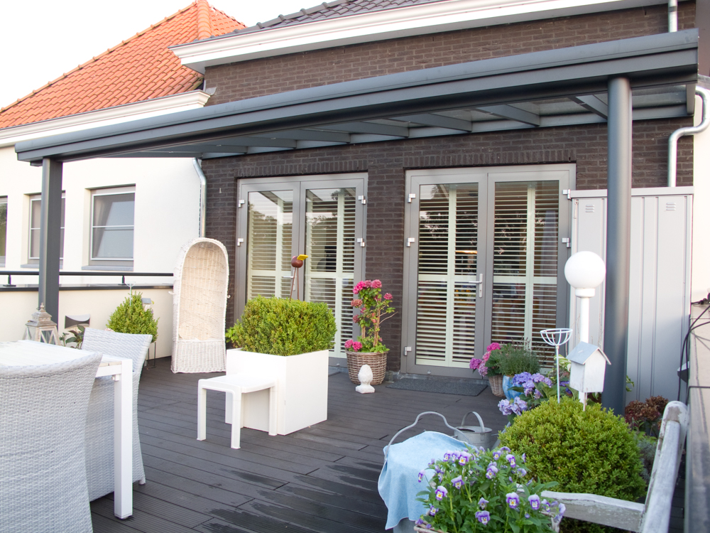 Pergola aluminium sur terrasse en bois composite