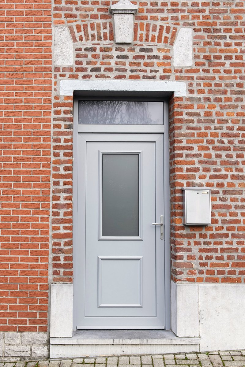 Réalisation de porte d'entrée n°3 — pose sur façade