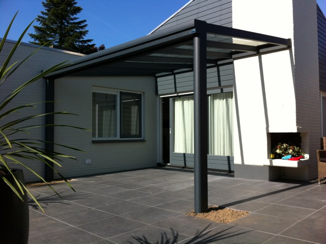 Pergola adossée anthracite sur terrasse en dalles grises