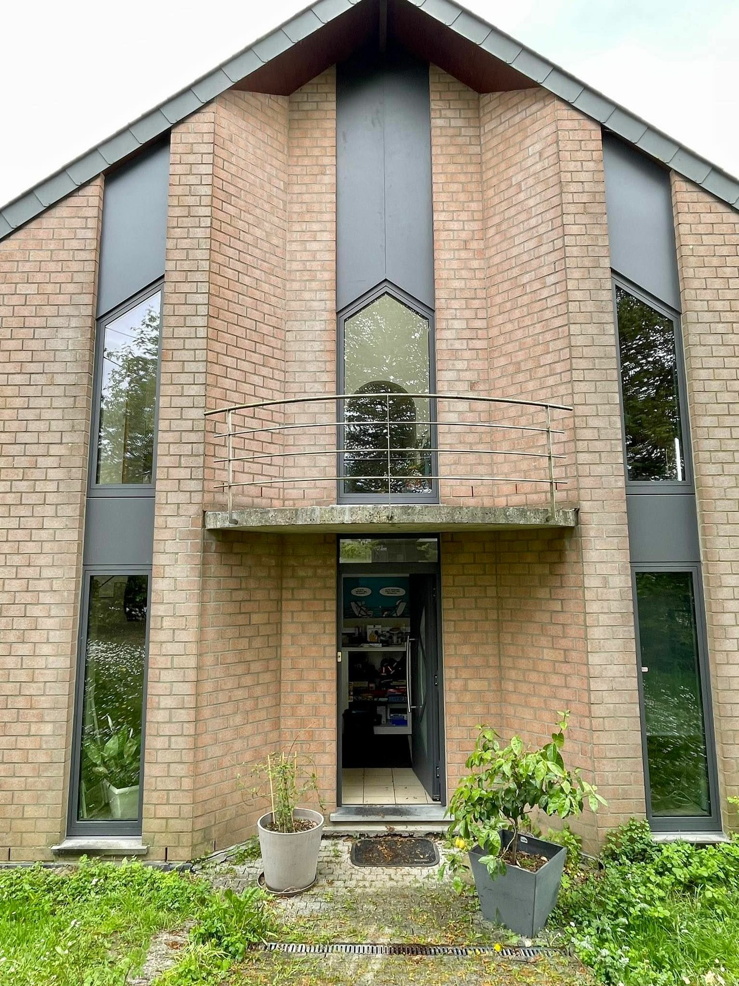 Façade à pignon vitré sur deux niveaux avec profilés bronze