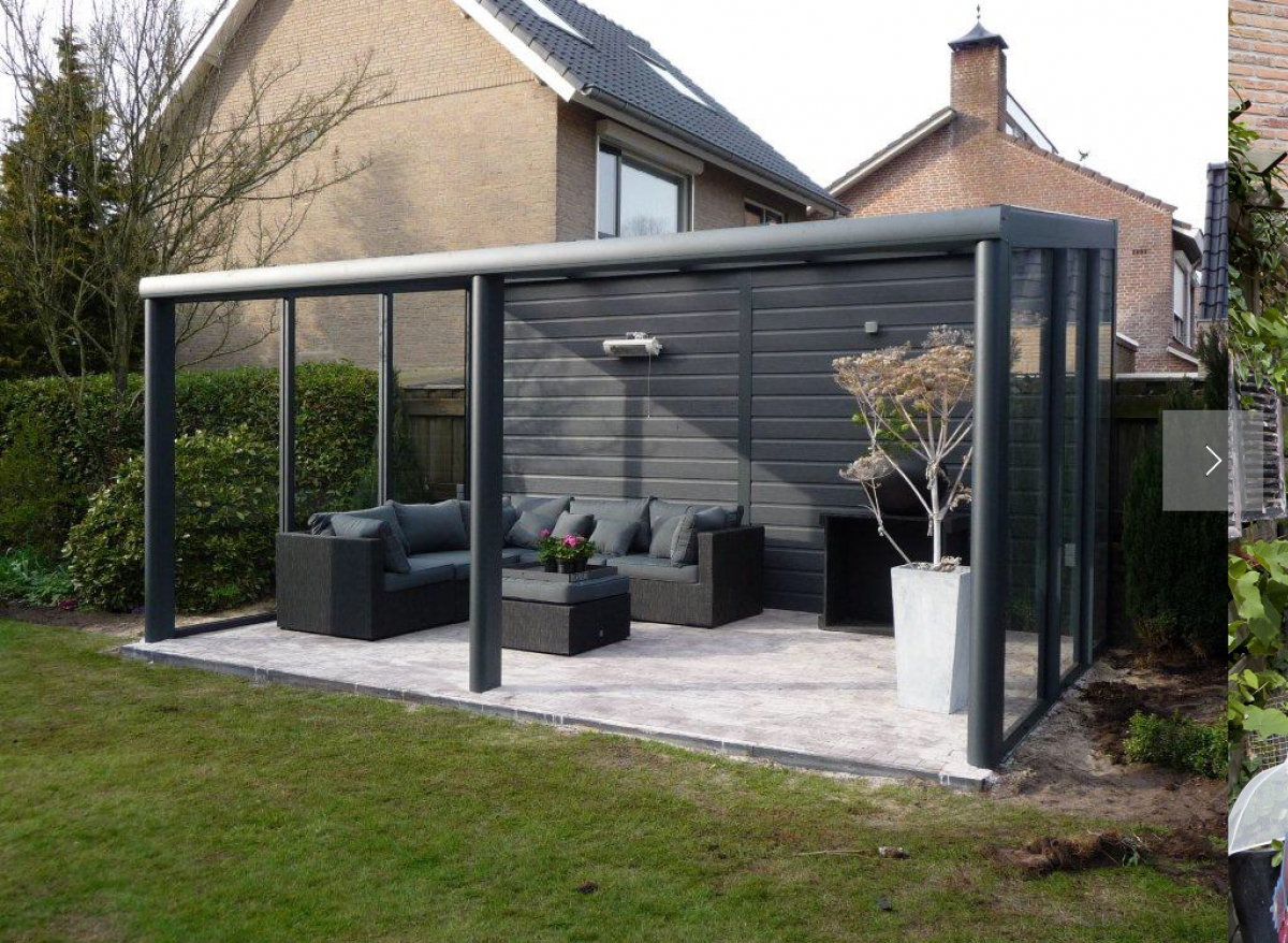 Pergola autoportante anthracite dans un jardin