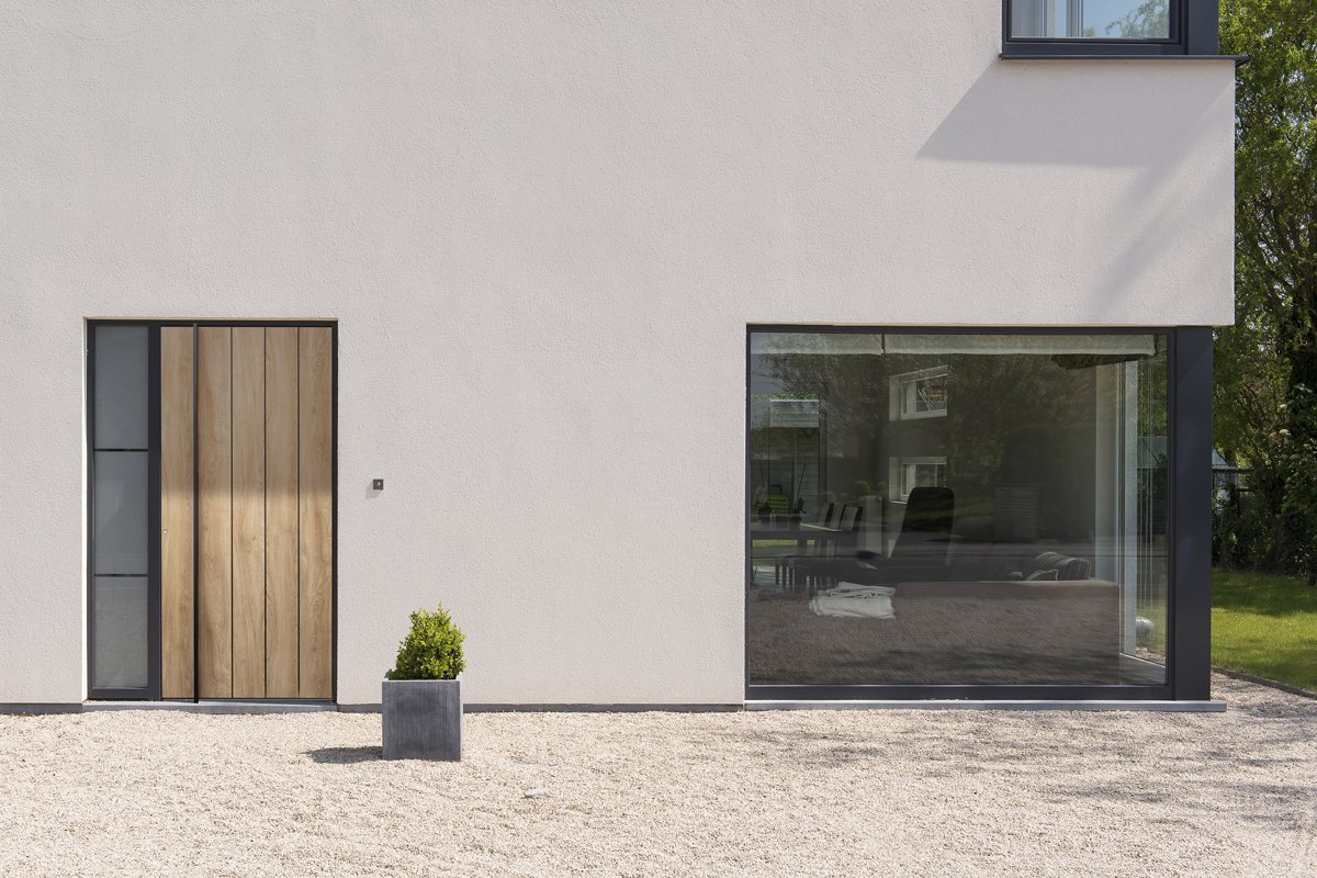 Réalisation de porte d'entrée n°29 — pose sur façade