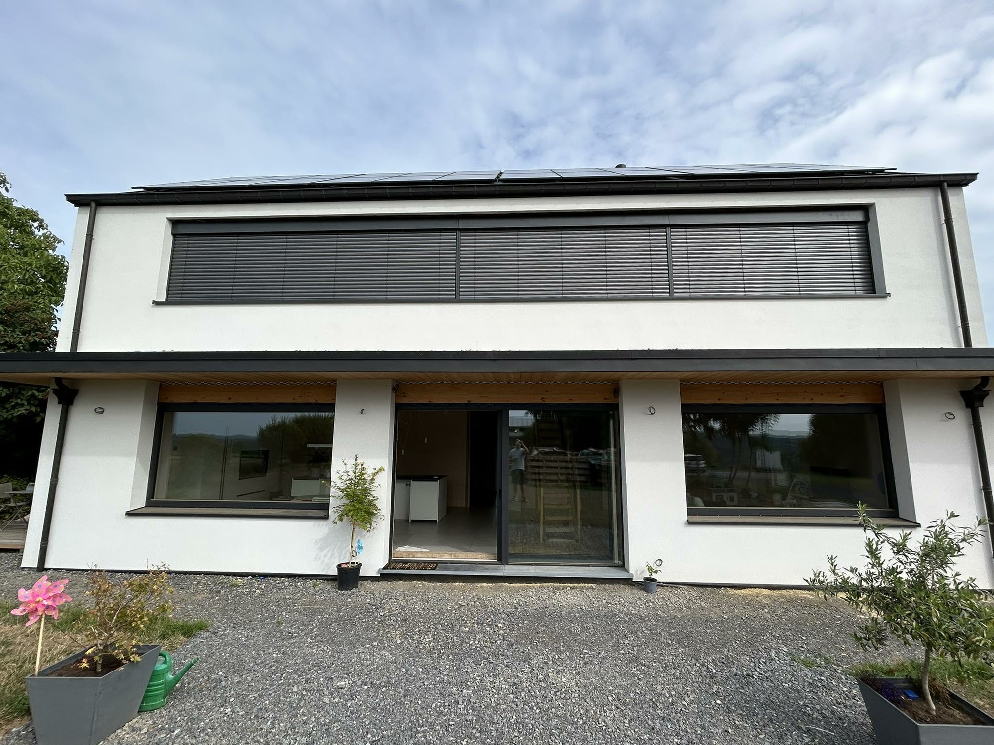 Villa moderne avec bandeau vitré horizontal et châssis anthracite