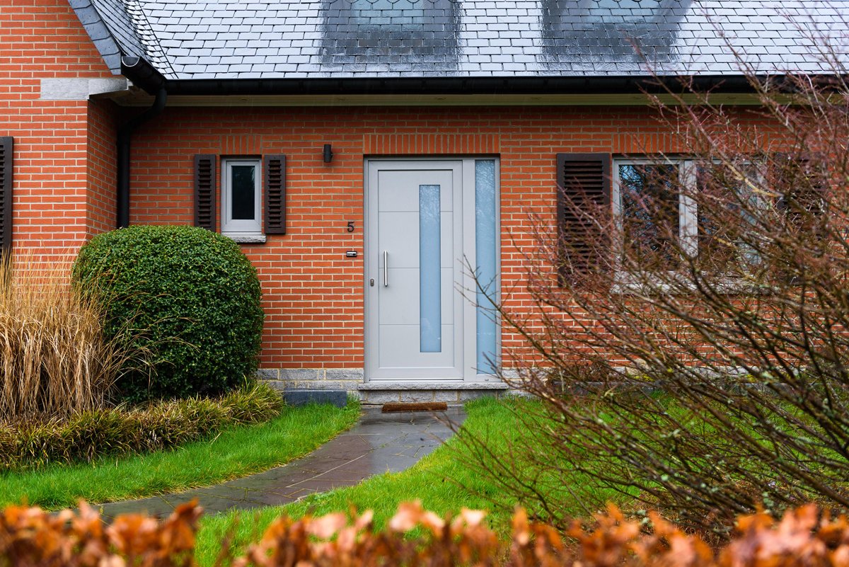 Réalisation de porte d'entrée n°21 — pose sur façade
