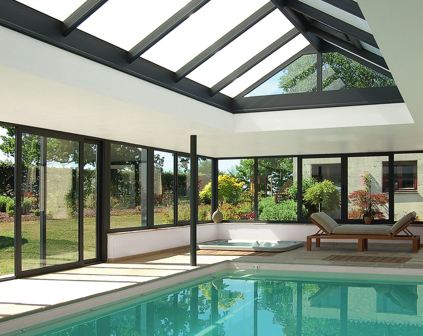 Verrière Garden Villa au-dessus d'un espace piscine intérieur