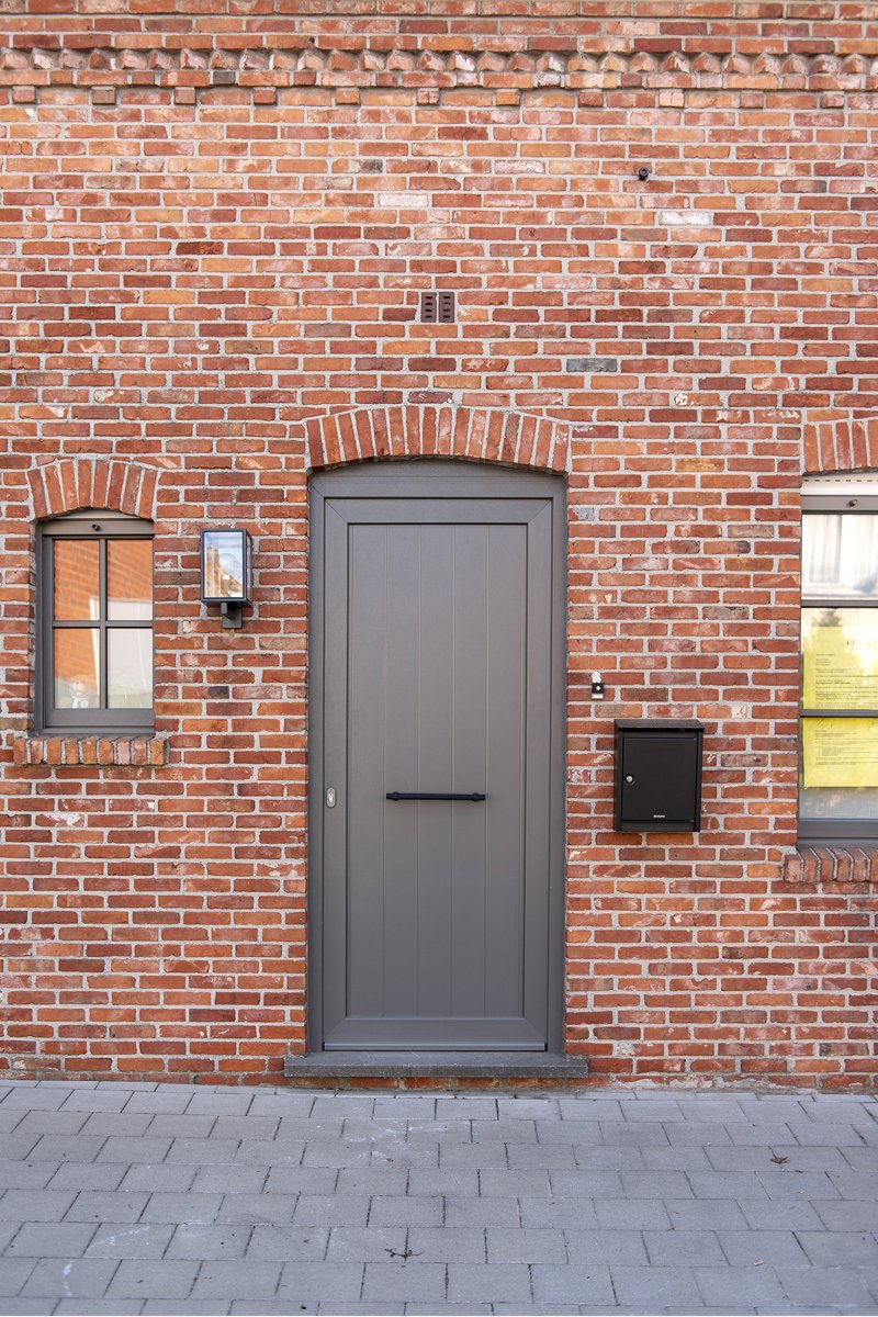 Réalisation de porte d'entrée n°18 — pose sur façade