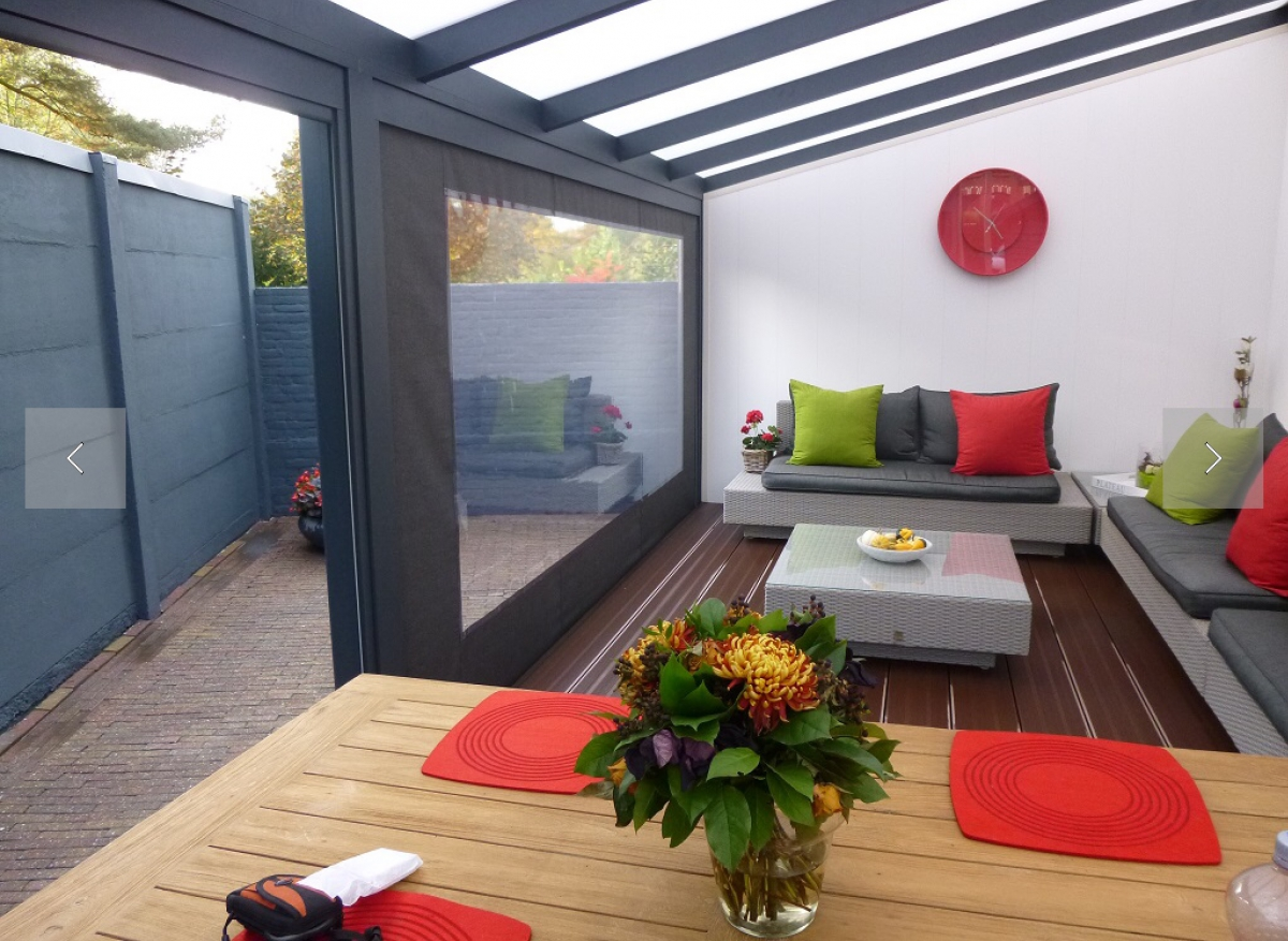 Intérieur d'une pergola fermée avec screens et salon