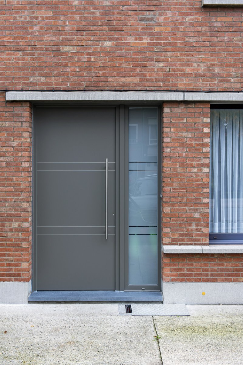 Réalisation de porte d'entrée n°26 — pose sur façade