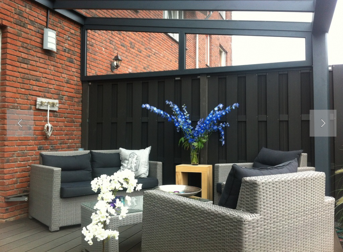 Pergola avec parois vitrées et salon de jardin en résine
