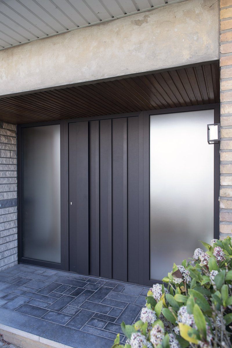 Réalisation de porte d'entrée n°13 — pose sur façade