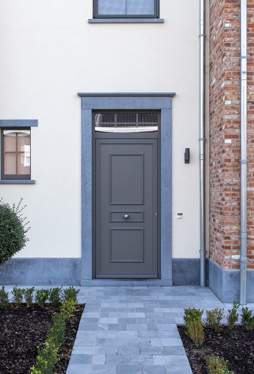 Réalisation de porte d'entrée n°5 — pose sur façade