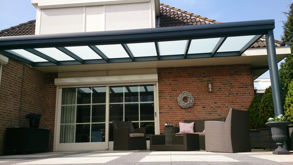 Pergola toiture verre devant une baie coulissante