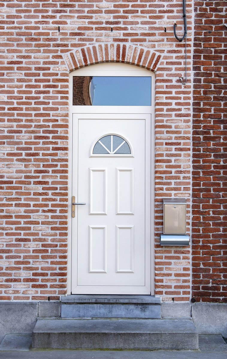 Réalisation de porte d'entrée n°7 — pose sur façade