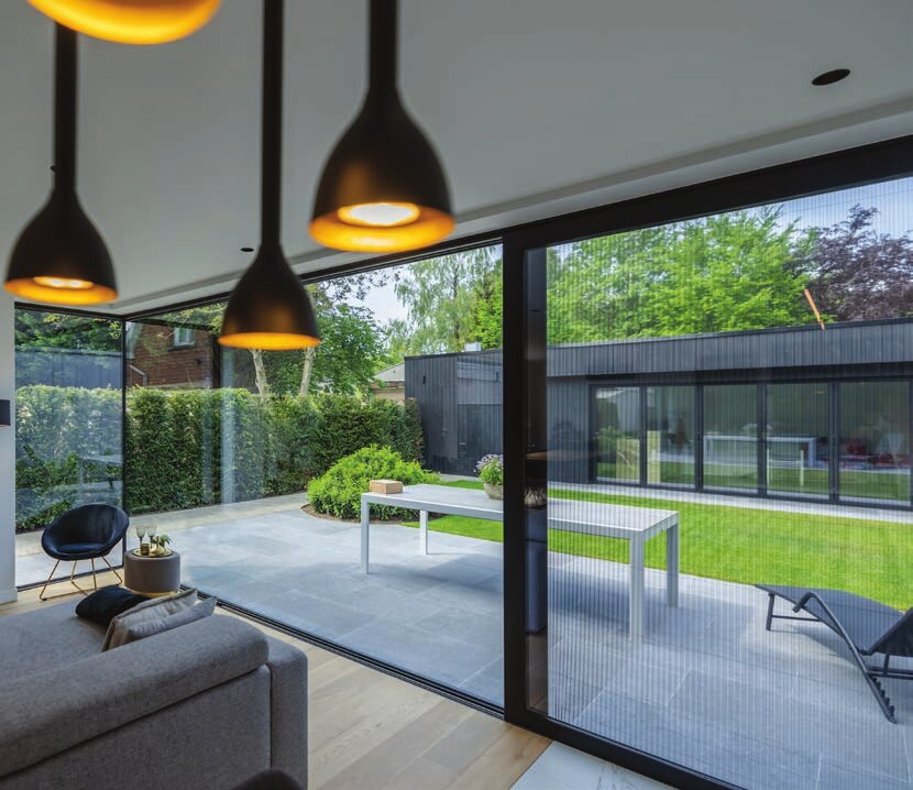 Séjour ouvert sur le jardin par un coulissant VG500