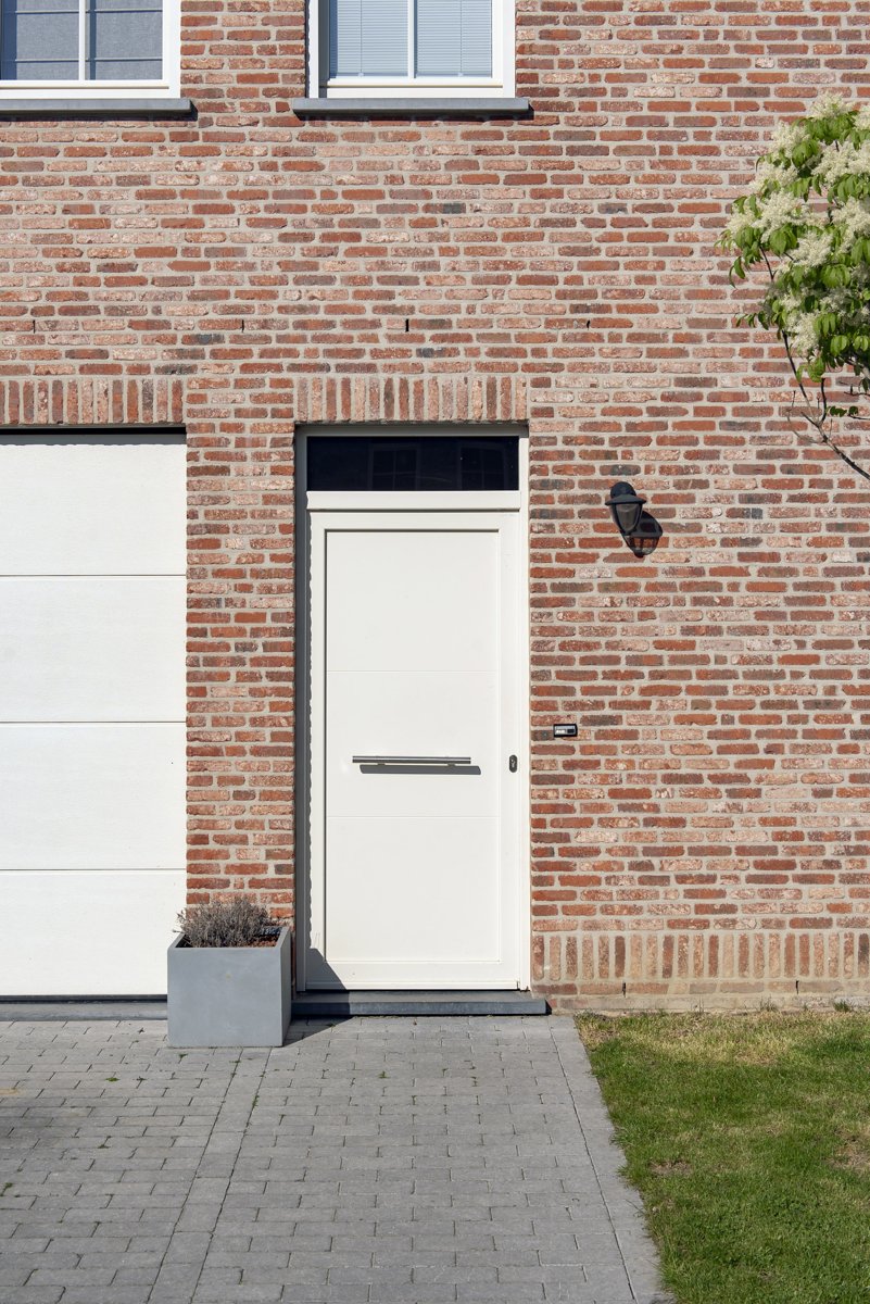 Réalisation de porte d'entrée n°25 — pose sur façade