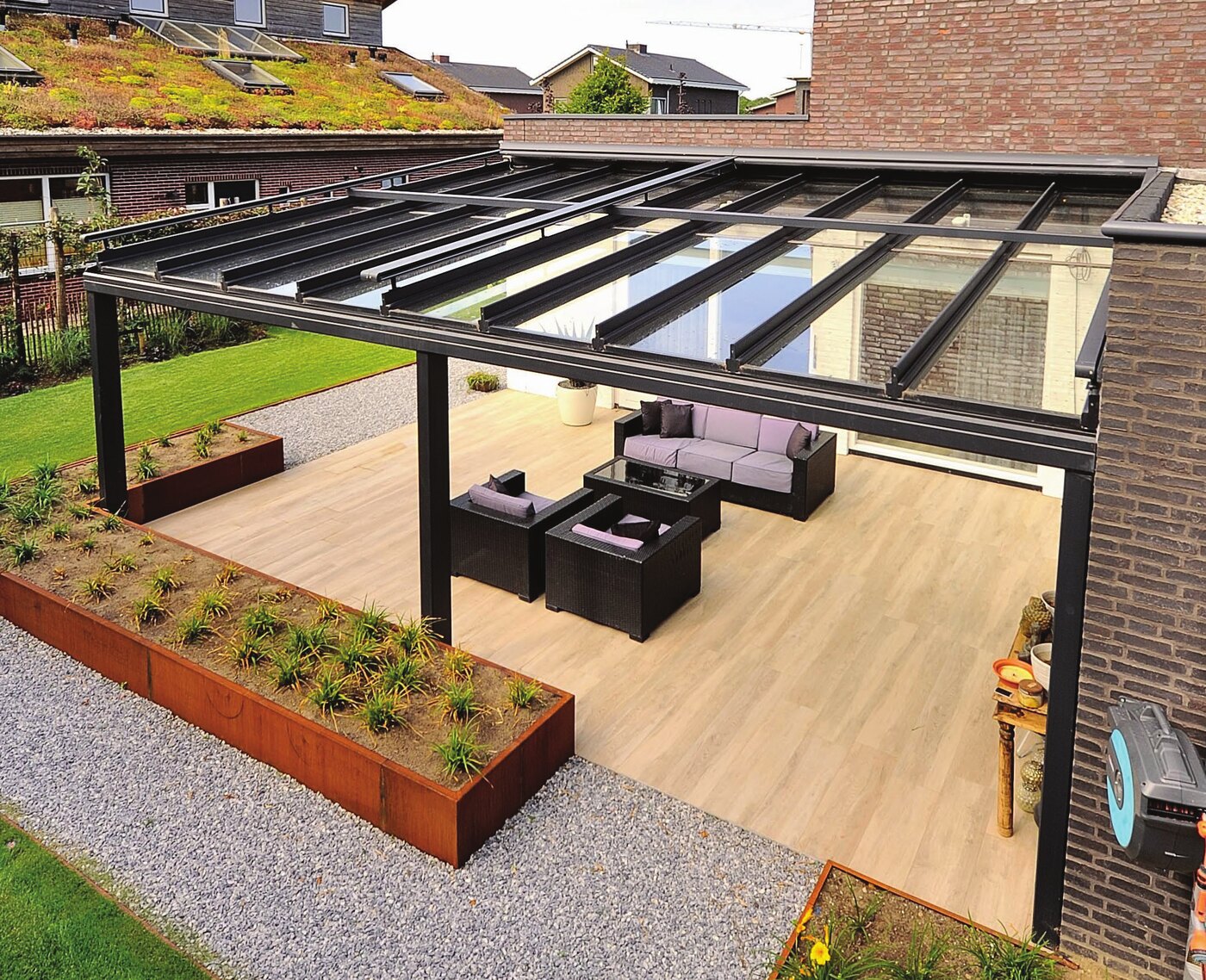 Toiture de terrasse TD en aluminium anthracite au-dessus d'un salon de jardin