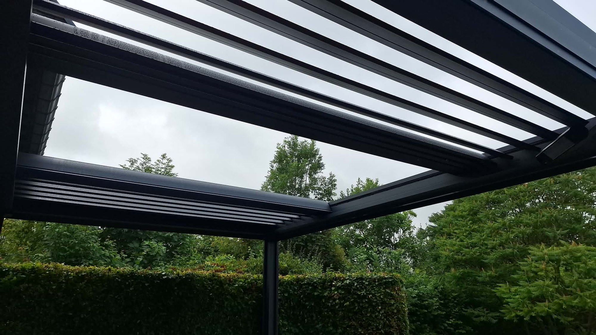 Vue en contre-plongée d'une pergola à lames orientables