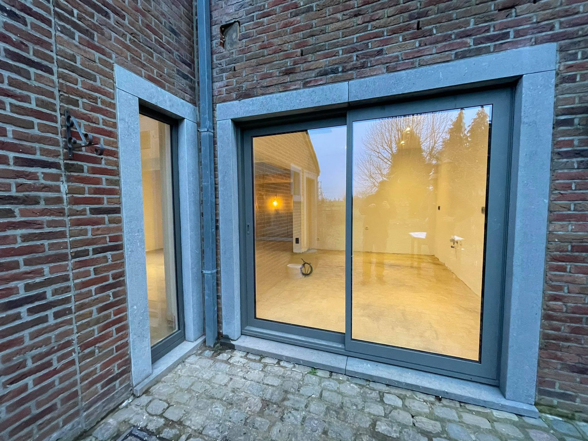 Baie coulissante aluminium d'angle sur une extension en construction