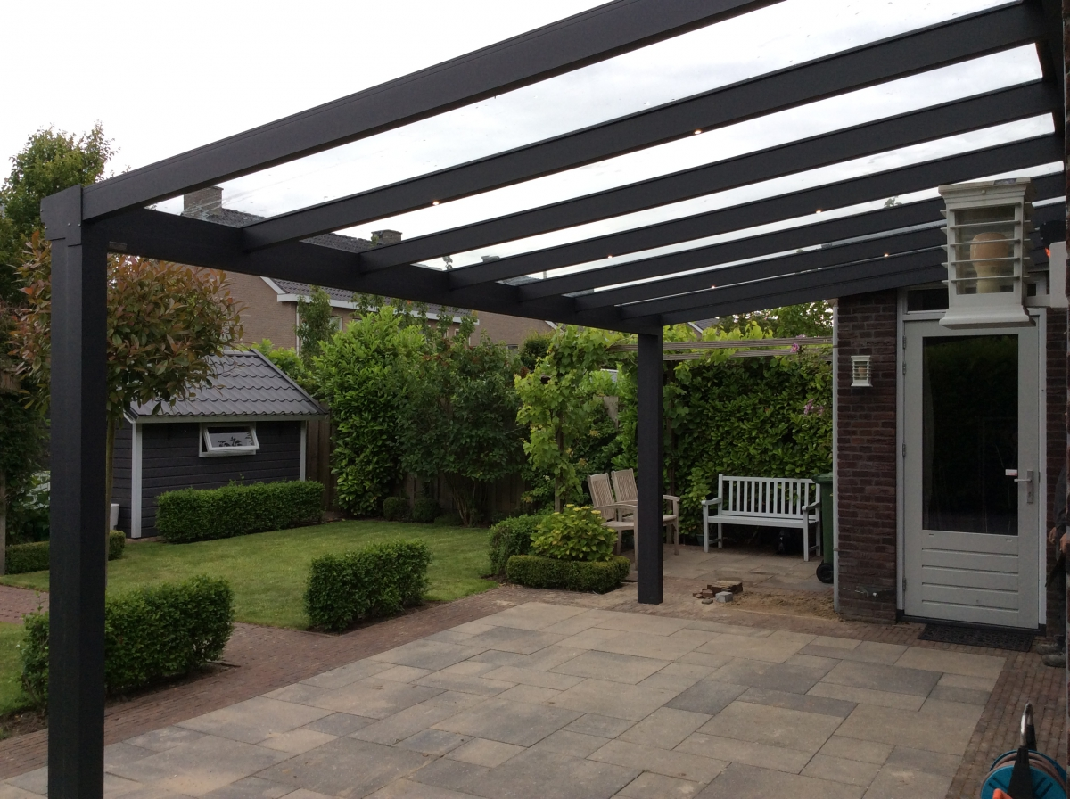 Pergola à toiture vitrée avec spots LED intégrés