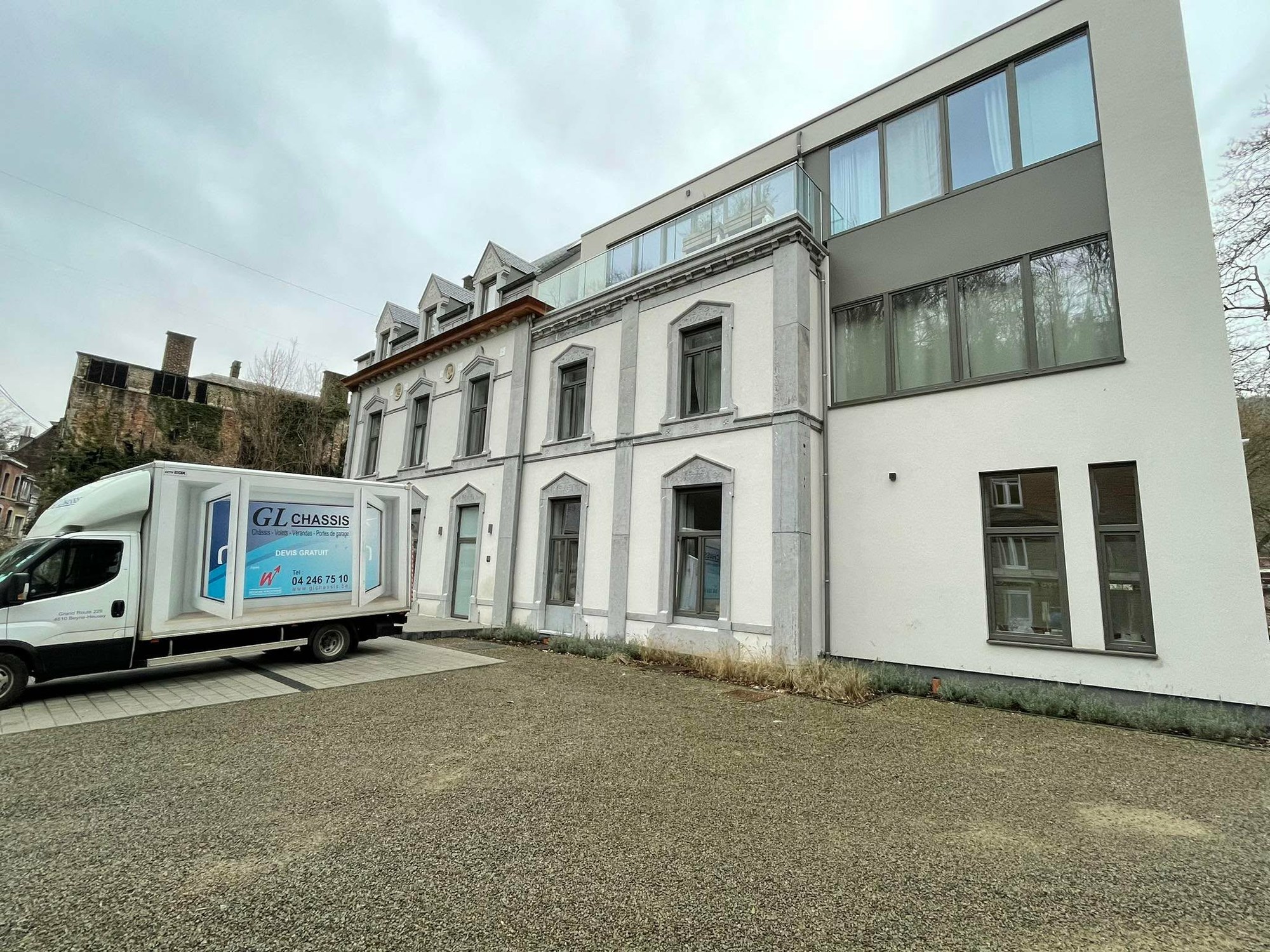 Bâtiment public rénové avec grandes fenêtres aluminium