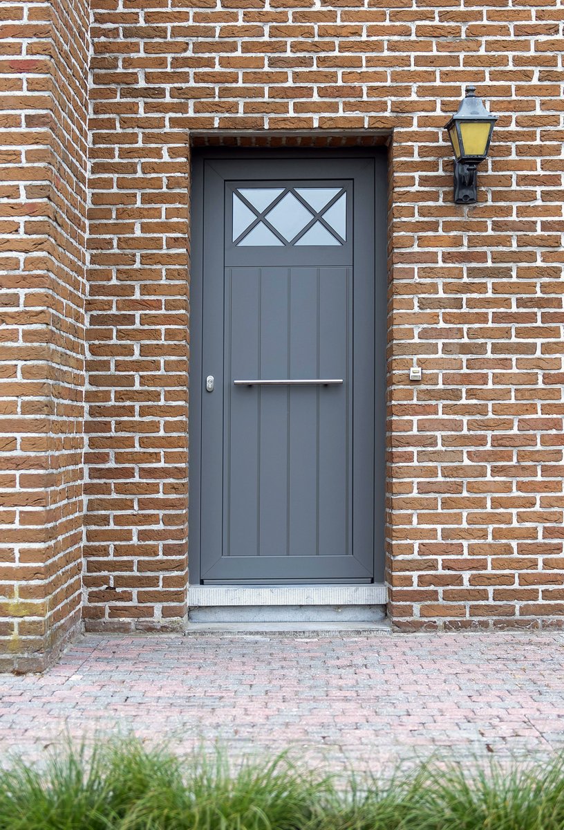 Réalisation de porte d'entrée n°22 — pose sur façade