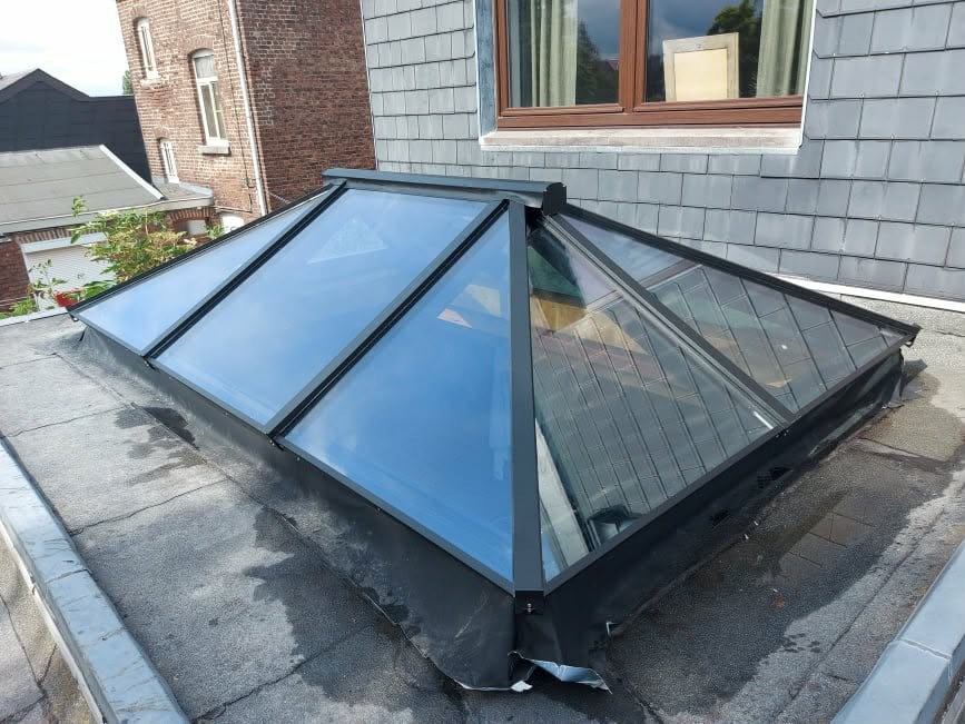 Lanterneau vitré à profilés anthracite posé sur une toiture plate