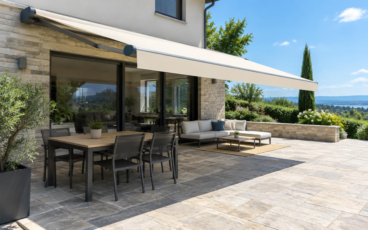 Grande banne solaire écrue de six mètres au-dessus d'une terrasse