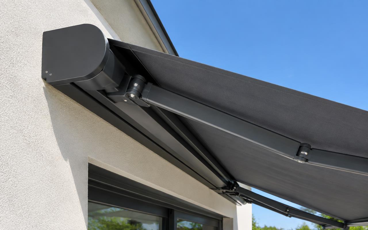 Détail du coffre aluminium anthracite d'une banne solaire