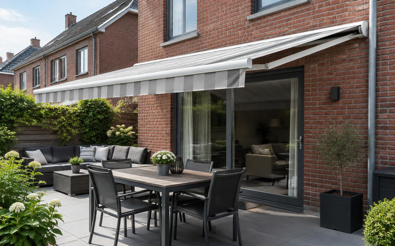 Banne rayée gris et blanc sur une maison de ville belge