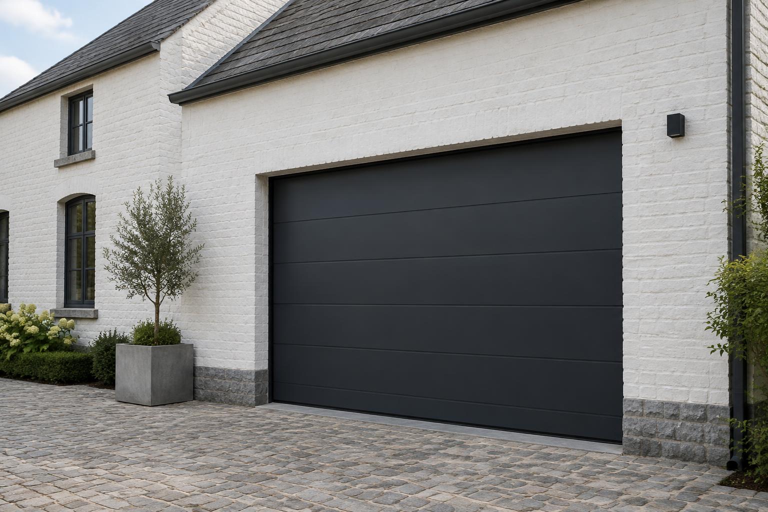 Porte anthracite sur une ferme rénovée aux briques blanchies