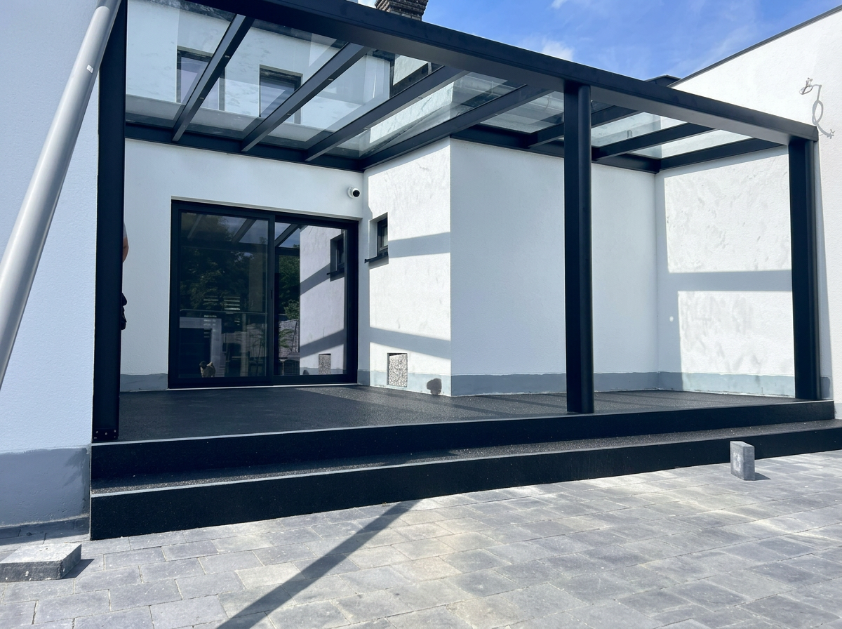 Patio couvert par une pergola vitrée