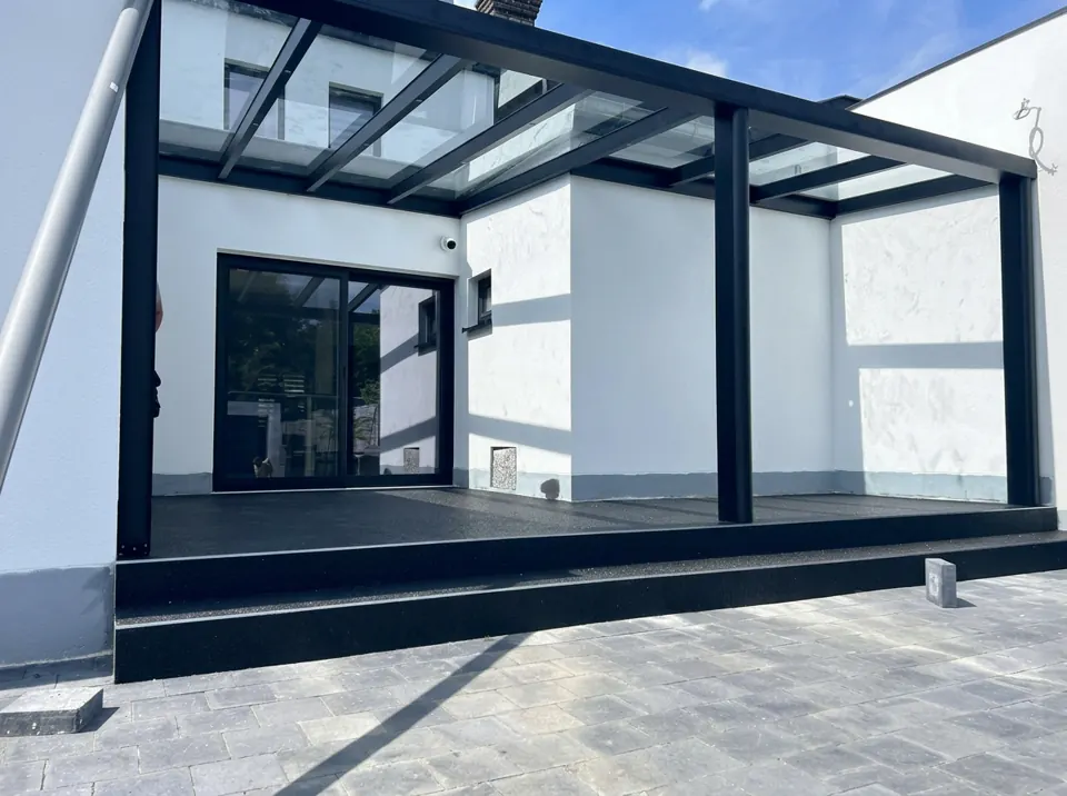 Patio couvert par une pergola vitrée